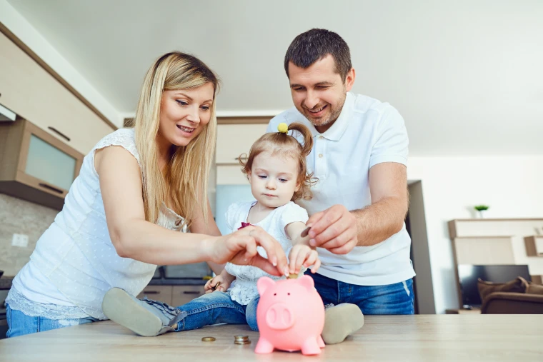how much does the average uk citizen have in savings